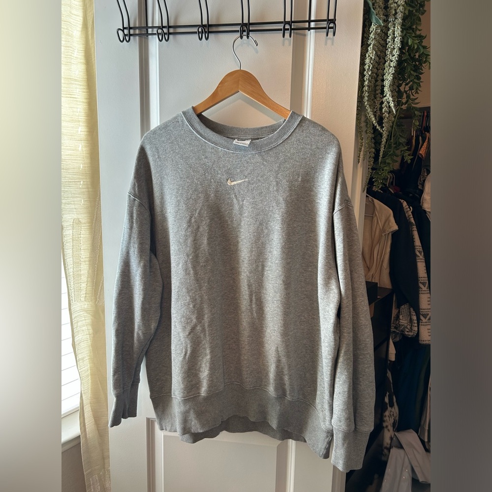 LIKE NEW NIKE OVERSIZED CREW NECK SWEATSHIRT